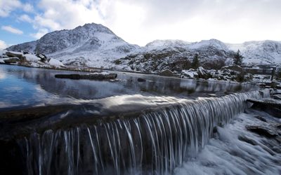 Ogwen-cottage-winter-400x250