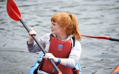 Girl-kayaking-paddling-locheil-small-400x250